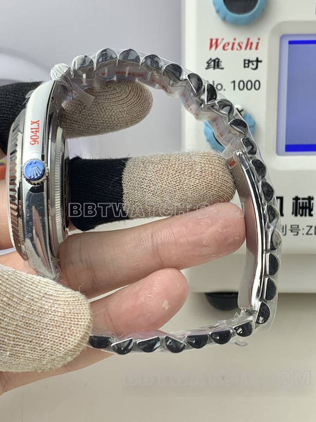 QF厂顶级复刻手表星期日历劳力士冰蓝盘2836机芯40mm侧面实拍图