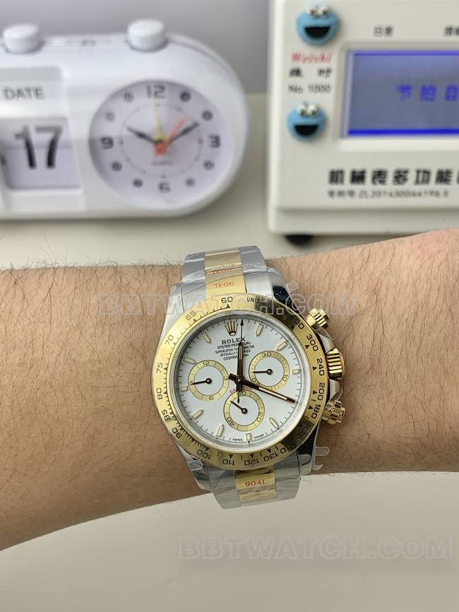 QF厂最佳复刻手表迪通拿劳力士白盘4131机械间金表带佩戴实拍图