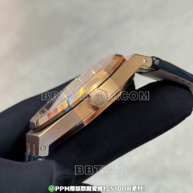 最优复刻手表PPM厂皇家橡树爱彼蓝盘玫瑰金皮革表带侧面实拍图