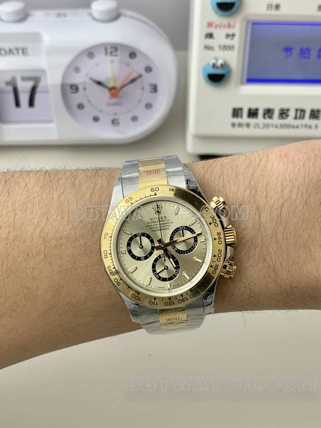QF厂最佳复刻手表劳力士迪通拿金盘4131机械间金表带佩戴实拍图