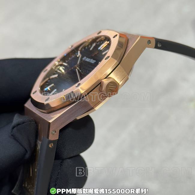 PPM厂顶级复刻手表皇家橡树爱彼黑盘玫瑰金橡胶表带15500侧面实拍图