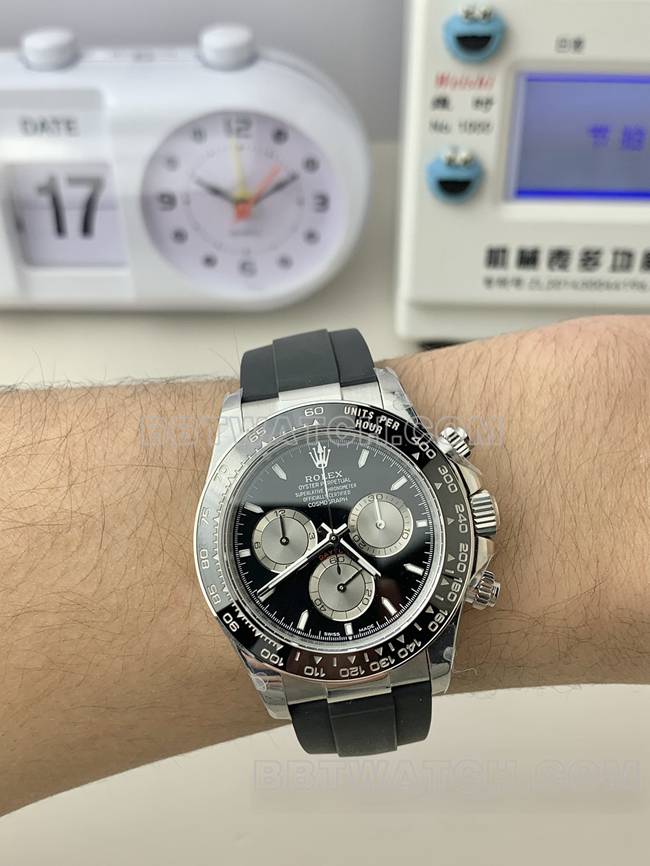 最优复刻手表劳力士QF厂迪通拿黑盘4131机械橡胶表带佩戴实拍图