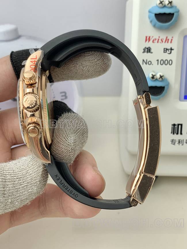 1:1复刻手表劳力士QF厂迪通拿玫瑰金盘4131机械橡胶表带侧面实拍图
