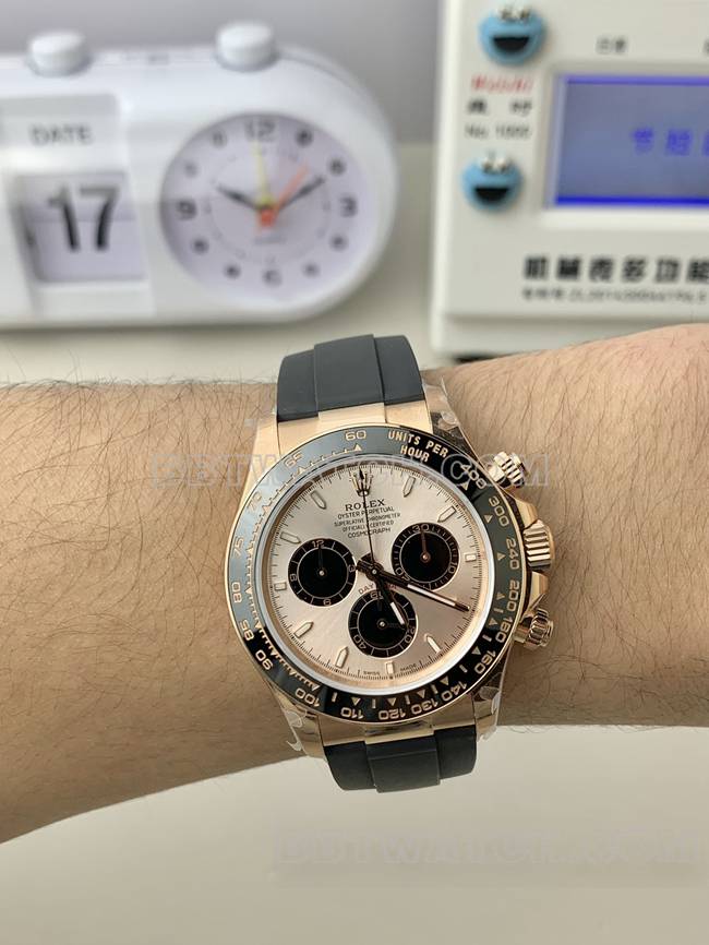 1:1复刻手表劳力士QF厂迪通拿玫瑰金盘4131机械橡胶表带佩戴实拍图