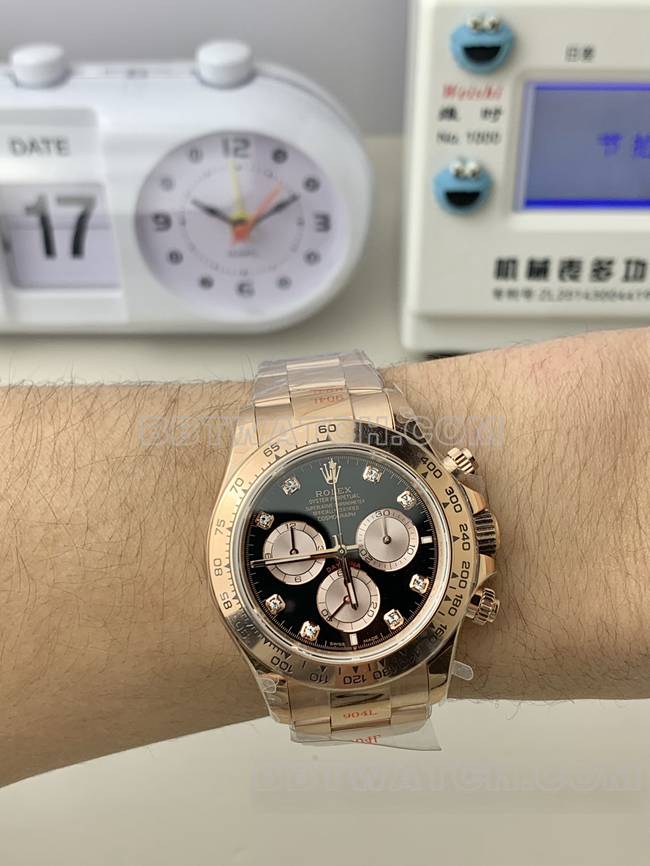 最佳复刻手表劳力士QF厂迪通拿黑盘玫瑰金4131机械佩戴实拍图