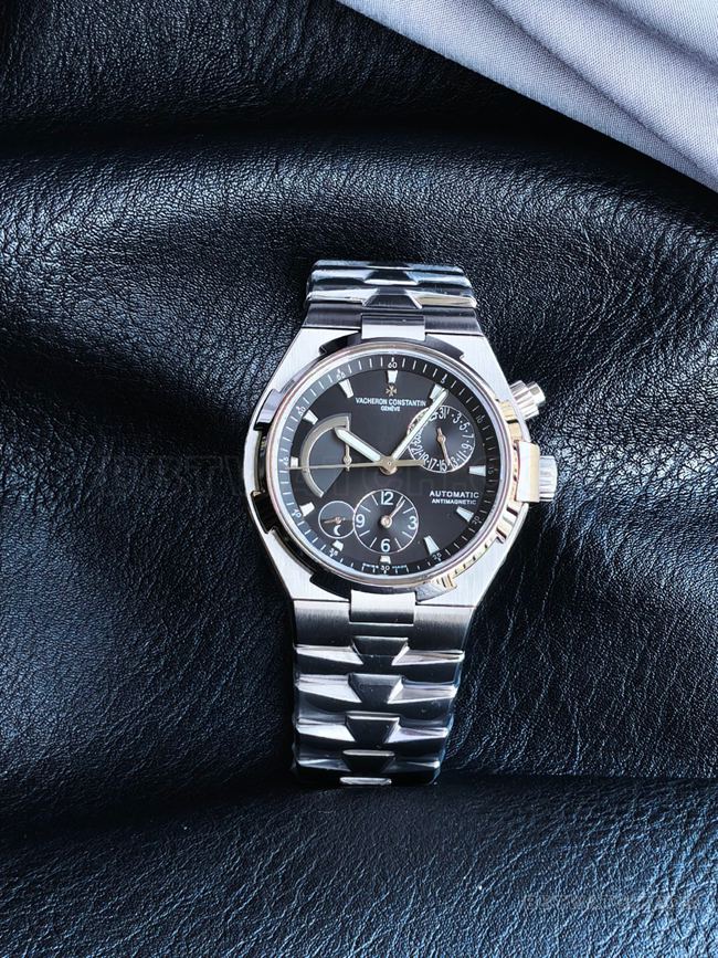 Photos réelles de la face avant de la réplique haut de gamme de la montre Vacheron Constantin Overseas à cadran gris (réf. 47450) de l'usine KR