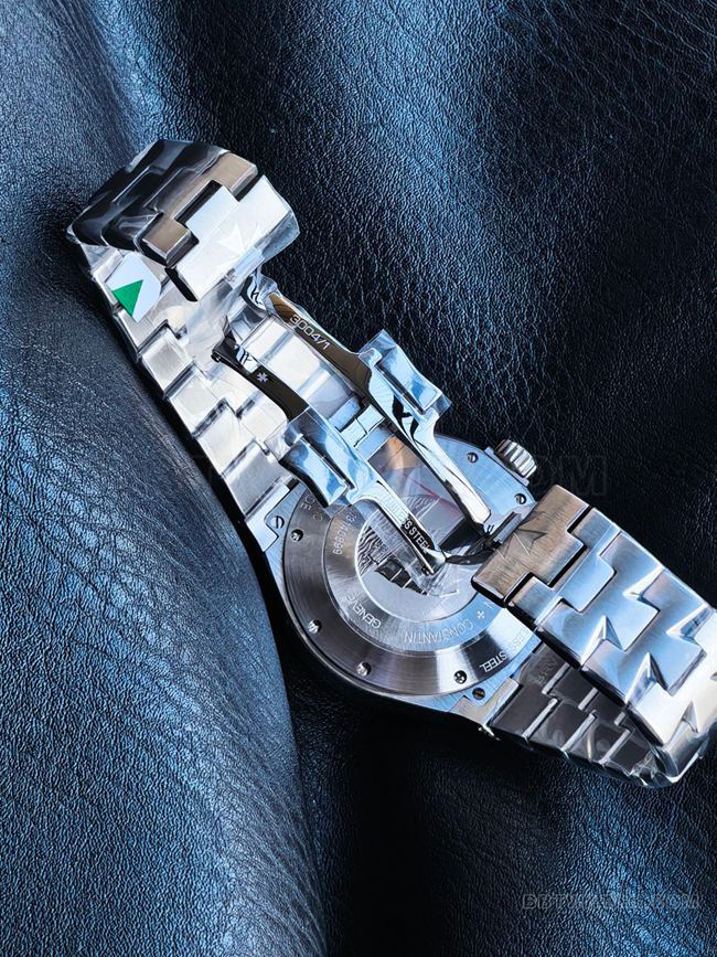 Photos réelles de la boucle de la réplique haut de gamme de la montre Vacheron Constantin Overseas à cadran gris (réf. 47450) de l'usine KR
