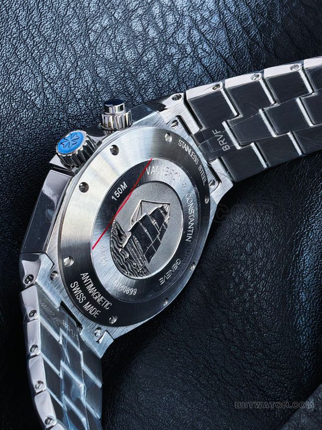 Photo réelle du dos de la réplique haut de gamme de la montre Vacheron Constantin Overseas à cadran gris (réf. 47450) de l'usine KR