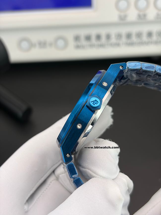 顶级复刻手表BBS厂皇家橡树爱彼蓝盘万年历26674侧面实拍图