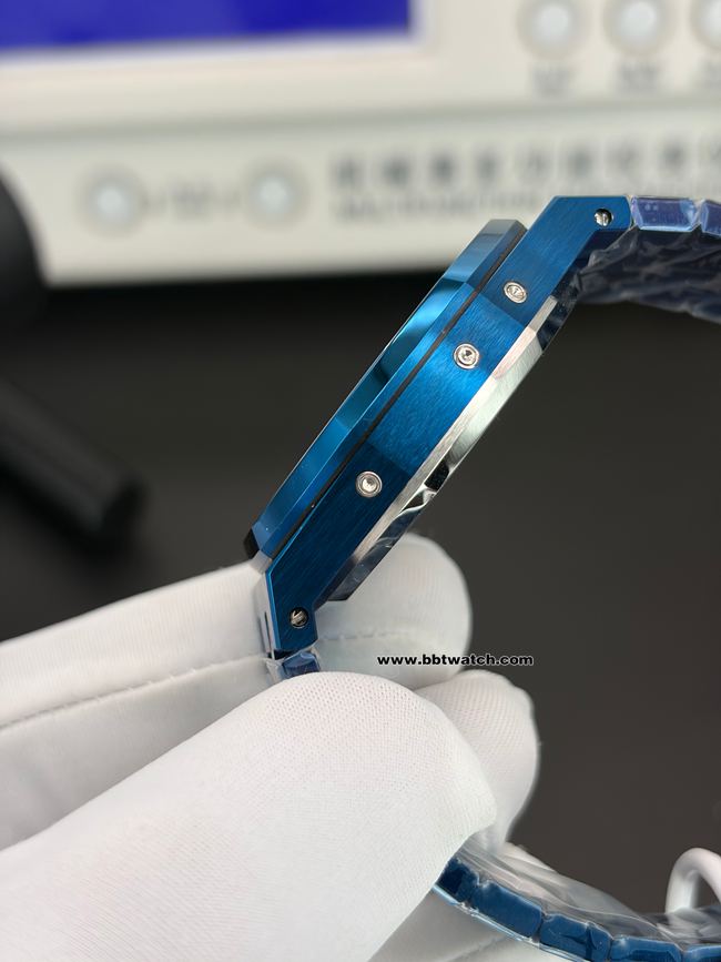 顶级复刻手表BBS厂皇家橡树爱彼蓝盘万年历26674侧面实拍图