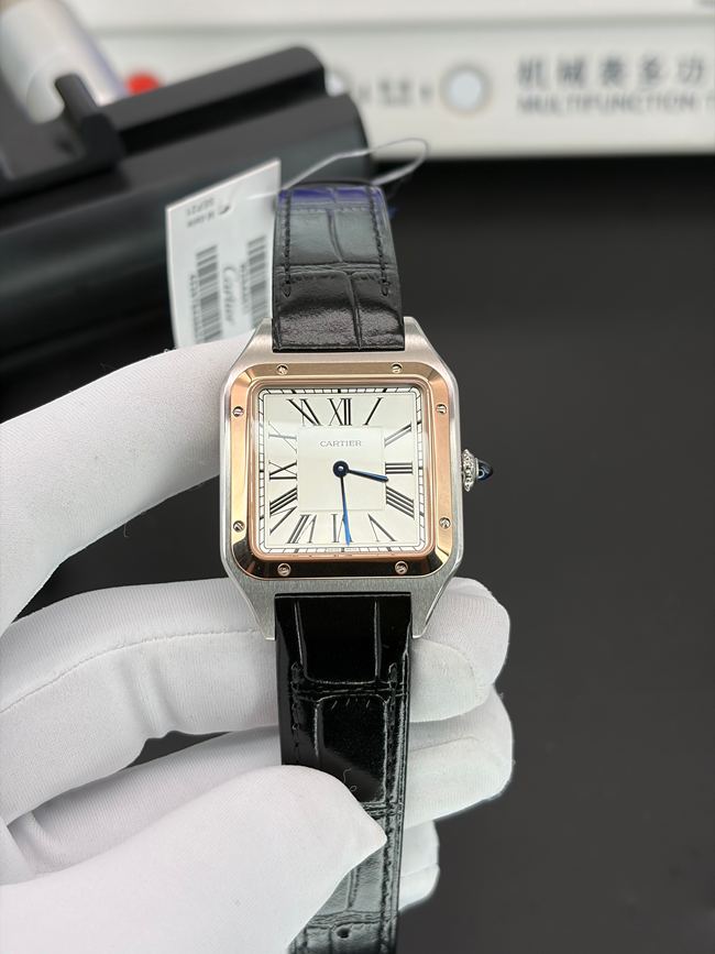 顶级复刻手表F1厂山度士卡地亚银盘皮革表带正面实拍图
