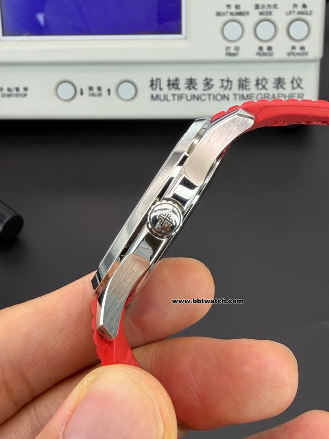 1:1复刻手表BBF厂手雷百达翡丽黑盘5167A侧面实拍图