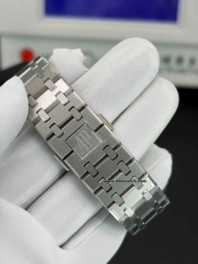 顶级复刻手表3K厂皇家橡树爱彼绿盘钢表带15510表带实拍图