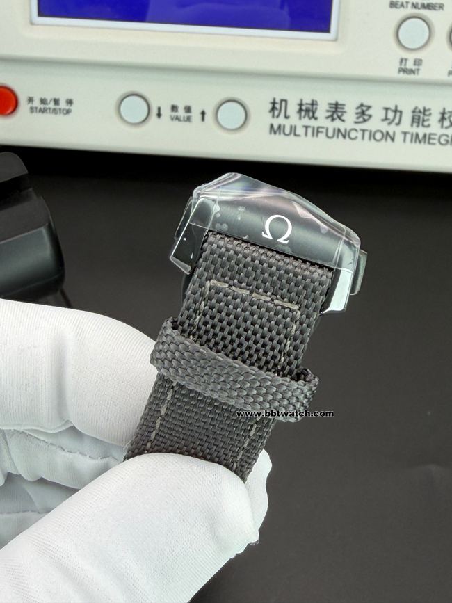 顶级复刻手表SMF厂超霸欧米茄镂空盘计时表带实拍图