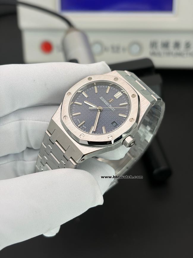 顶级复刻手表8F厂皇家橡树爱彼蓝盘34毫米侧面实拍图