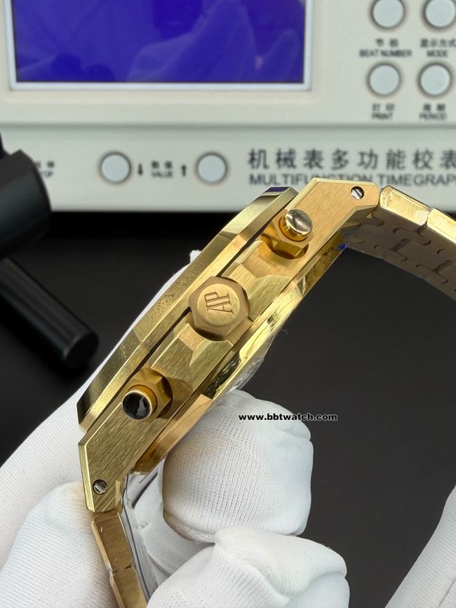 爱彼超级克隆手表APS厂皇家橡树烟熏金盘计时26240侧面实拍图