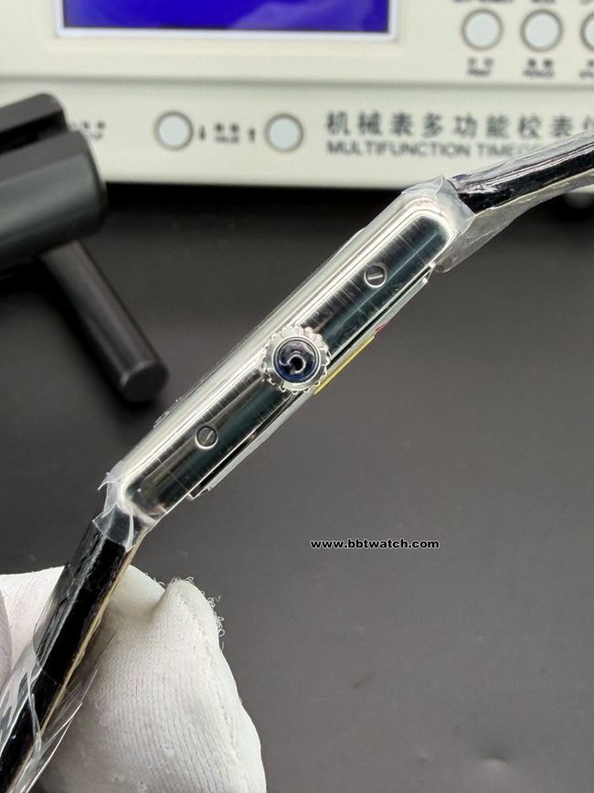 顶级复刻手表AF厂坦克卡地亚白盘皮革表带侧面实拍图