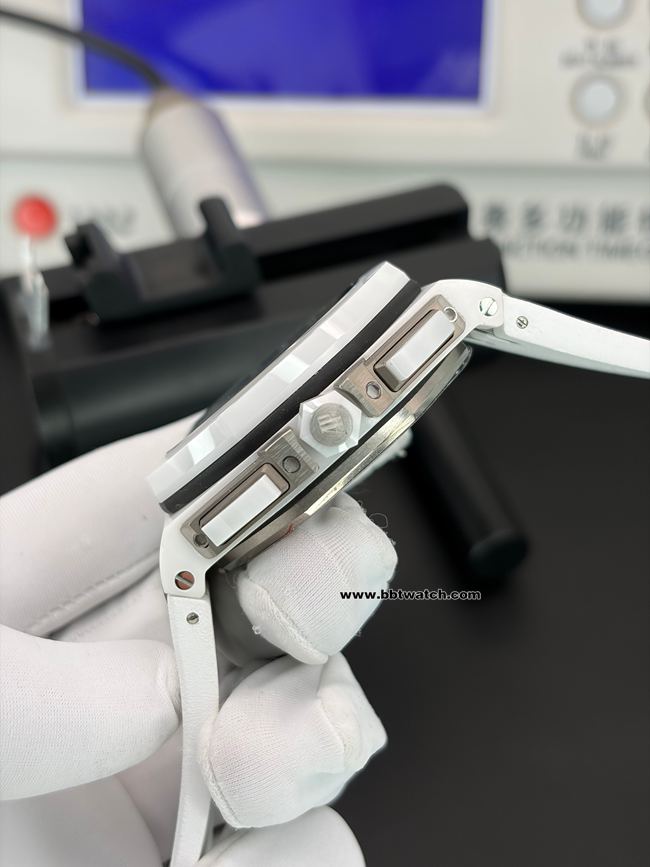最优复刻手表APJ厂爱彼皇家橡树离岸型白盘26402侧面实拍图