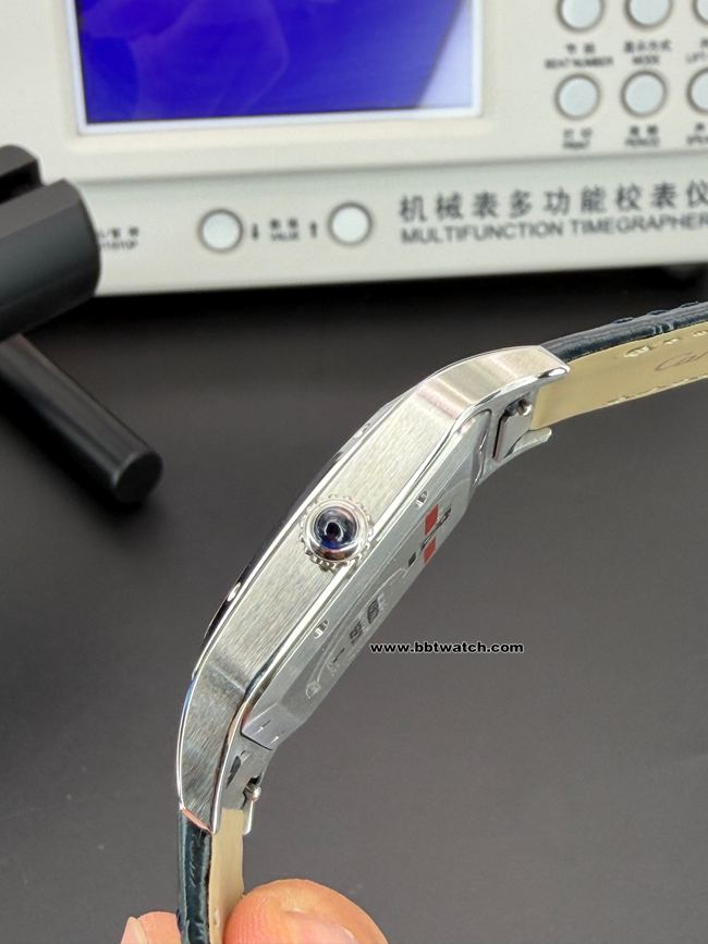 最优复刻手表F1厂山度士卡地亚银白盘皮革表带侧面实拍图