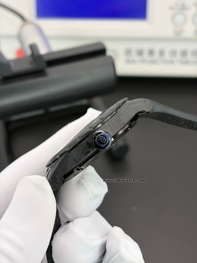 顶级复刻手表BBR厂王者罗杰杜彼镂空盘陀飞轮DBEX0577侧面实拍图