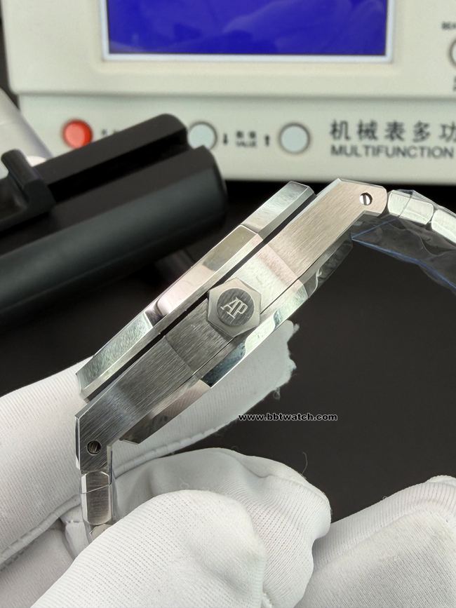 最优复刻手表BBS厂皇家橡树爱彼烟熏酒红盘陀飞轮26730侧面实拍图