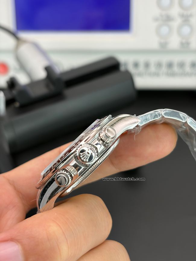 最优复刻手表迪通拿VS厂劳力士冰蓝盘4131机芯侧面实拍图