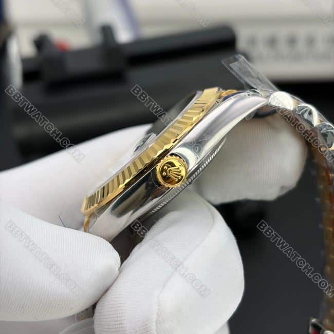 最优复刻手表日志Clean厂劳力士41毫米深灰盘间玫瑰金钢带侧面实拍图
