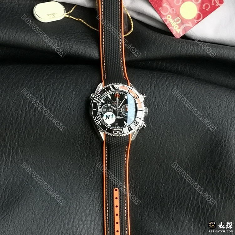 1:1复刻手表欧米茄N1厂海马600米黑盘橡胶表带正面实拍图