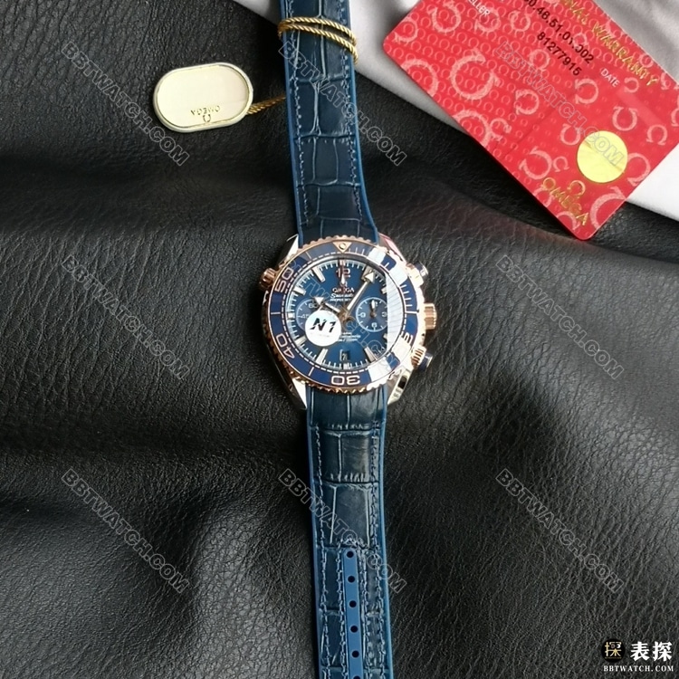 1:1复刻手表海马N1厂欧米茄600米蓝盘金圈皮表带正面实拍图
