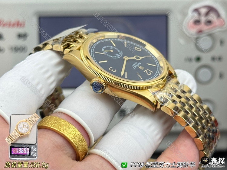 最佳复刻手表恒动1908型PPM厂劳力士深蓝盘金表带侧面实拍图