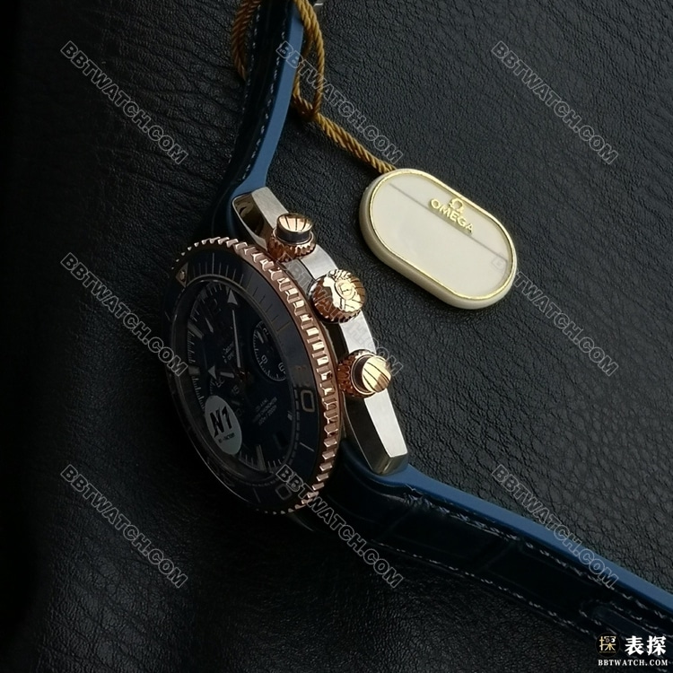 1:1复刻手表海马N1厂欧米茄600米蓝盘金圈皮表带正侧实拍图