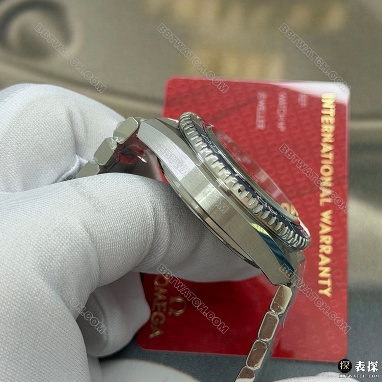 顶级复刻手表欧米茄VS厂海马600米黑盘蓝色表圈侧面实拍图