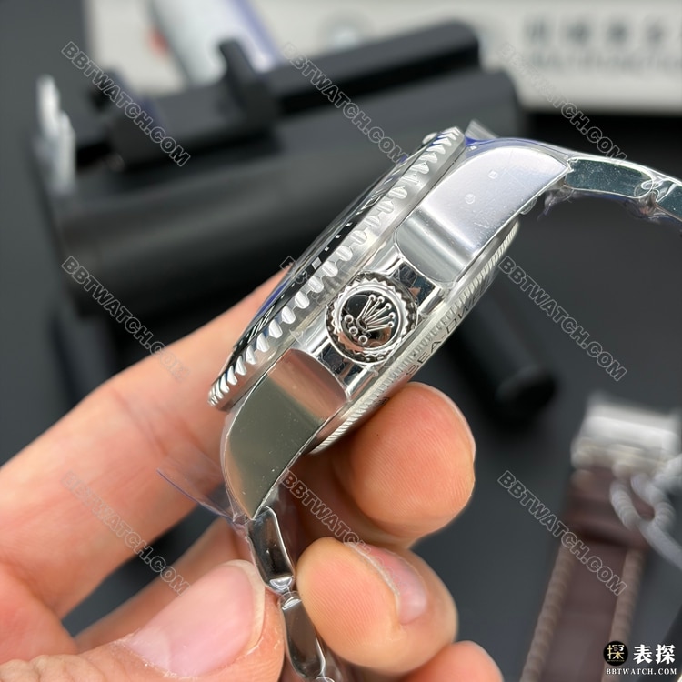 顶级复刻手表V9厂海使型劳力士蓝黑盘126660侧面实拍图