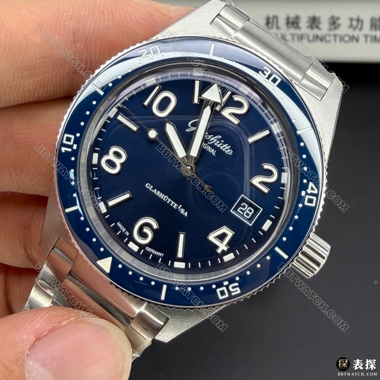 顶级复刻手表原单厂格拉苏蒂开拓蓝盘1-39-11-09-81-70正面实拍图