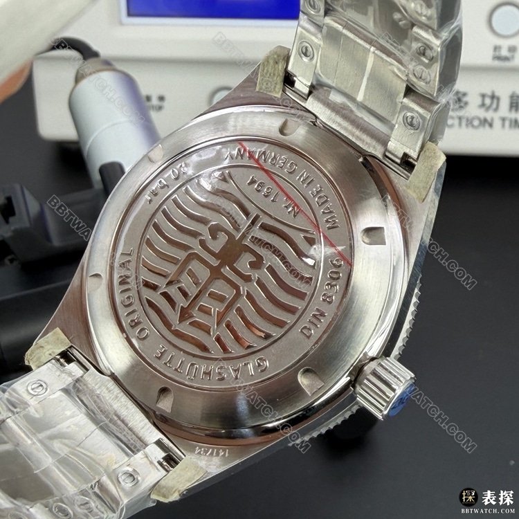 顶级复刻手表原单厂格拉苏蒂开拓蓝盘1-39-11-09-81-70背面实拍图